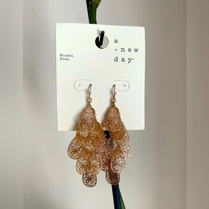 NWT a new day dangle drop rose gold color filigree style earrings